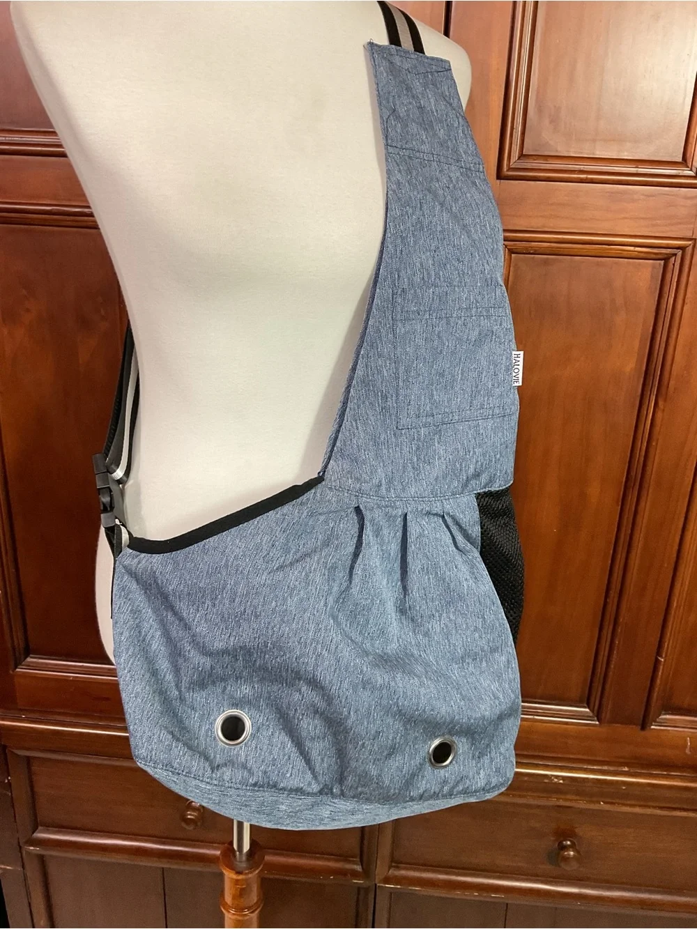 Halovie Dog Carrier Blue Purse Vented Nwot Pockets Adjustable Strap Light Blue M